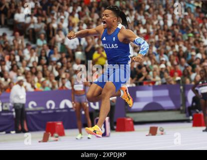 Paris, Frankreich. August 2024. Emmanouil Karalis von Griechenland feiert nach dem Gewinn der Bronzemedaille im Pole Vault der Männer im Stade de France während der Olympischen Spiele 2024 in Paris, Frankreich, am Montag, den 5. August 2024. Foto: Maya Vidon-White/UPI. Quelle: UPI/Alamy Live News Stockfoto