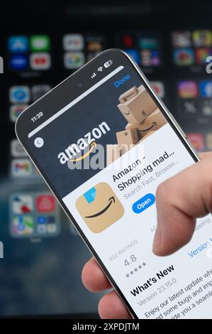 New York, USA – 5. August 2024: Smartphone in der Hand mit Amazon App auf dem Bildschirm Makroaufnahme mit unscharfem Hintergrund Stockfoto