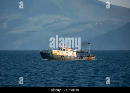 Fischerboot, das von der Hochseefischerei zurückkehrt. Stockfoto