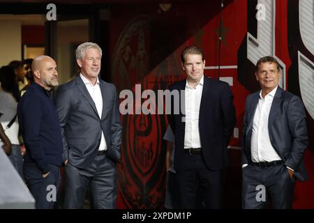 EINDHOVEN - (l-r) PSV Eindhoven Trainer Peter Bosz, PSV General Manager Marcel Brands, PSV Commercial Director Frans Janssen während des Freundschaftsspiels zwischen PSV Eindhoven und FC Eindhoven im Phillips Stadion am 24. Juli 2024 in Eindhoven, Niederlande. ANP | Hollandse Hoogte | BART STOUTJESDIJK Stockfoto