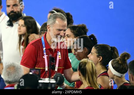 Paris, Frankreich. August 2024. König Felipe VI. Von Spanien begrüßt spanische Spieler nach einem Hockeyspiel zwischen der belgischen Nationalmannschaft der Roten Panther und Spanien, einem Viertelfinalspiel bei den Olympischen Spielen 2024 in Paris, Frankreich, am Montag, den 5. August 2024. Die Spiele der XXXIII. Olympiade finden vom 26. Juli bis 11. August in Paris statt. Die belgische Delegation zählt 165 Athleten, die in 21 Sportarten antreten. BELGA FOTO JASPER JACOBS Credit: Belga News Agency/Alamy Live News Stockfoto