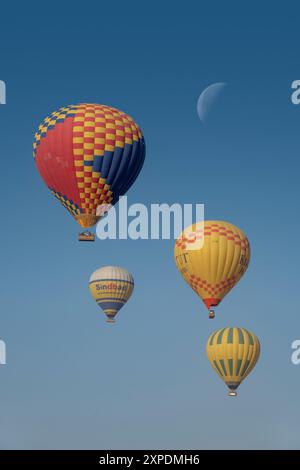 Heißluftballons fliegen über das Westufer des Nils, Luxor, Ägypten Stockfoto