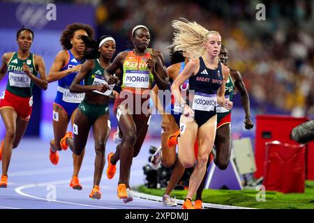 Keely Hodgkinson aus Großbritannien beim 800-m-Finale der Frauen im Stade de France am zehnten Tag der Olympischen Spiele 2024 in Paris. Bilddatum: Montag, 5. August 2024. Stockfoto