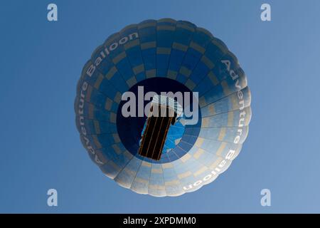 Heißluftballons fliegen über das Westufer des Nils, Luxor, Ägypten Stockfoto