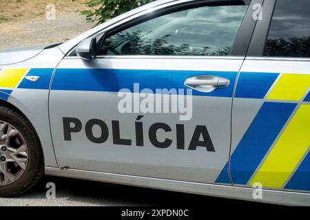 Kennzeichnung des slowakischen Polizeiwagens Slowakei Polizeiwagen Europa Rebranding Farben Stockfoto