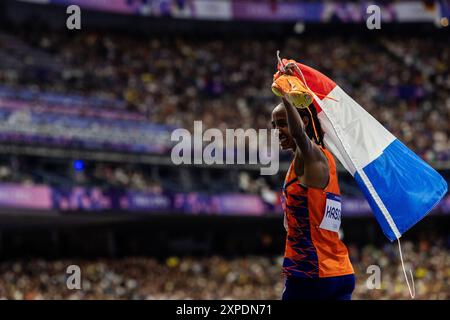 Paris, Frankreich. August 2024. PARIS: Sifan Hassan reagiert nach dem 5000-m-Finale während der Olympischen Leichtathletik-Wettbewerbe. ANP KOEN VAN WEEL Credit: ANP/Alamy Live News Stockfoto