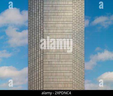 Abschnitt des modernen IDS Center Wolkenkratzers gegen den Himmel an der 80 S 8th Street in Downtown Minneapolis, Minnesota Stockfoto