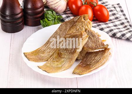 Gebackene Stachelrochen mit Öl und Gewürzen Stockfoto