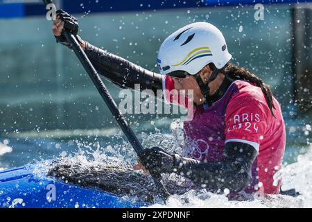 Vaires Sur Marne. August 2024. Noemie Fox aus Australien tritt beim Kanu-Slalom-Kajak-Cross-Finale der Frauen bei den Olympischen Spielen 2024 in Vaires-sur-Marne, Frankreich, am 5. August 2024 an. Quelle: Du Yu/Xinhua/Alamy Live News Stockfoto