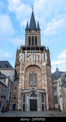 Aachener Dom von Westen aus gesehen. Das Westwerk (Westfassade) des Doms ist karolingischen Ursprungs im romanischen Stil mit einem fe Stockfoto