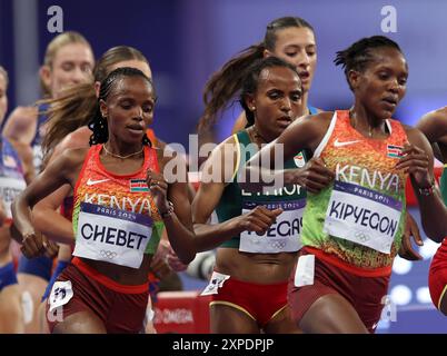 Paris, Frankreich. August 2024. Beatrice Chebet (1. L) und Faith Kipyegon (1. R) aus Kenia treten beim 5000-m-Finale der Athletik der Frauen bei den Olympischen Spielen 2024 in Paris, Frankreich, am 5. August 2024 an. Quelle: Li Jing/Xinhua/Alamy Live News Stockfoto