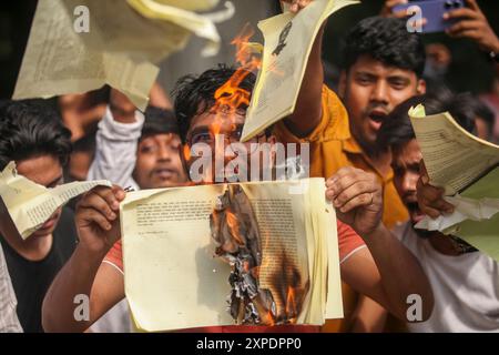 Dhaka, Dhaka, Bangladesch. August 2024. Nachdem Scheich Hasina aus dem Land geflohen war, zündeten Anti-Regierungs-Demonstranten Bücher über Scheich Hasina und Bangabandhu in Dhaka, Bangladesch am 5. August 2024 an. (Kreditbild: © Abu Sufian Jewel/ZUMA Press Wire) NUR REDAKTIONELLE VERWENDUNG! Nicht für kommerzielle ZWECKE! Quelle: ZUMA Press, Inc./Alamy Live News Stockfoto