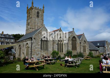 Café im Garten der Kirche St. Ia, erbaut zwischen 1410 und 1434. Stockfoto