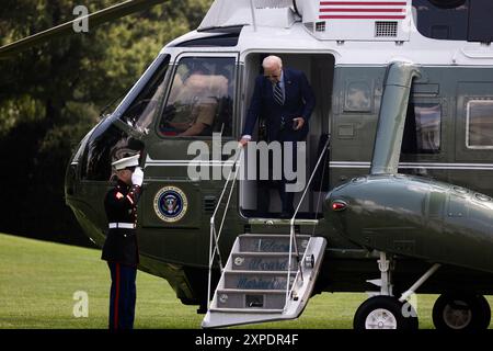 Washington, DC, USA. August 2024. US-Präsident Joe Biden geht von Marine One aus, als er am 5. August 2024 auf dem Südrasen des Weißen Hauses in Washington, DC, USA, ankommt. Der Präsident kommt von einem Wochenende in Wilmington, Delaware. Quelle: Michael Reynolds/Pool über CNP/dpa/Alamy Live News Stockfoto