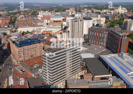 Vom Dach des neuen Scape Apartments-Gebäudes aus hat man einen erhöhten Blick auf das Stadtzentrum von Leeds. Stockfoto