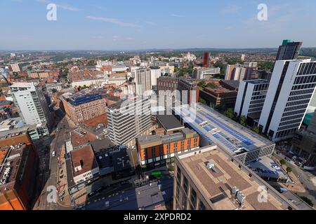 Vom Dach des neuen Scape Apartments-Gebäudes aus hat man einen erhöhten Blick auf das Stadtzentrum von Leeds. Stockfoto