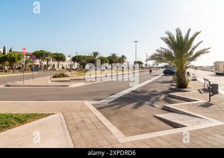 Promenade in Porto Cesareo, Badeort am Ionischen Meer in Apulien, Provinz Lecce, Apulien Stockfoto