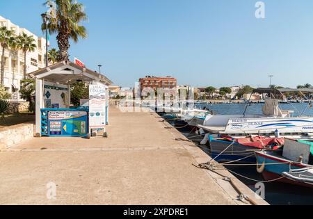 Porto Cesareo, Apulien, Italien - 8. Oktober 2023: Promenade in Porto Cesareo, Badeort am Ionischen Meer in Apulien, Provinz Lecce. Stockfoto