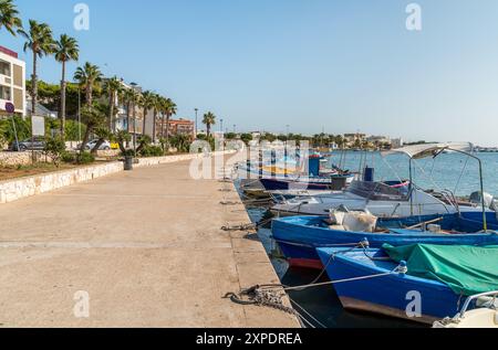 Promenade in Porto Cesareo, Badeort am Ionischen Meer in Apulien, Provinz Lecce, Apulien Stockfoto