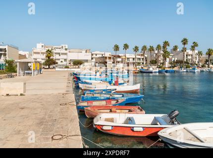 Porto Cesareo, Apulien, Italien - 8. Oktober 2023: Promenade in Porto Cesareo, Badeort am Ionischen Meer in Apulien, Provinz Lecce. Stockfoto