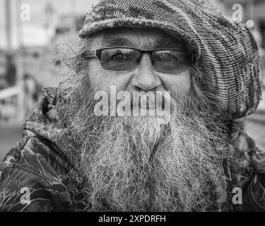 Schwarzweißbild eines Porträts eines alten Musikkünstlers. Stockfoto