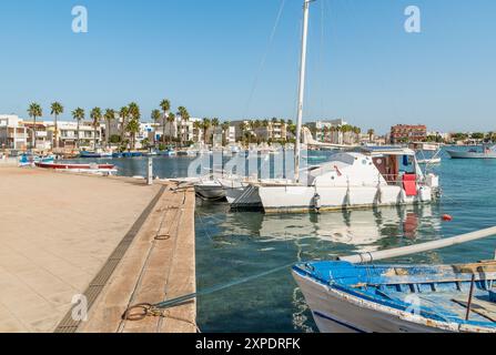 Promenade in Porto Cesareo, Badeort am Ionischen Meer in Apulien, Provinz Lecce, Apulien Stockfoto