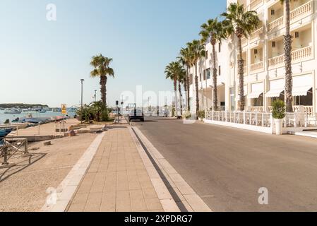 Promenade in Porto Cesareo, Badeort am Ionischen Meer in Apulien, Provinz Lecce, Apulien Stockfoto