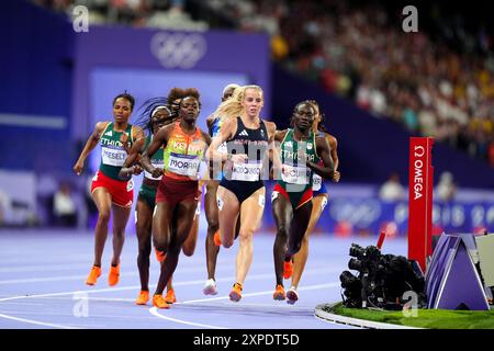 Keely Hodgkinson aus Großbritannien beim 800-m-Finale der Frauen im Stade de France am zehnten Tag der Olympischen Spiele 2024 in Paris. Bilddatum: Montag, 5. August 2024. Stockfoto