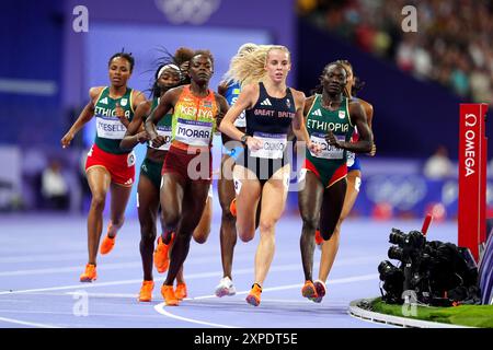 Keely Hodgkinson aus Großbritannien beim 800-m-Finale der Frauen im Stade de France am zehnten Tag der Olympischen Spiele 2024 in Paris. Bilddatum: Montag, 5. August 2024. Stockfoto