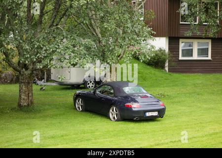 FLAM, NORWEGEN - 12. AUGUST 2016: Porsche 911 996 Carrera Cabrio parkt im Park unter Baum Stockfoto