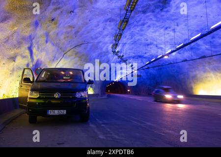 NORWEGEN - 12. AUGUST 2016: Autos im längsten Straßentunnel der Welt Laerdalstunnelen in Norwegen Stockfoto