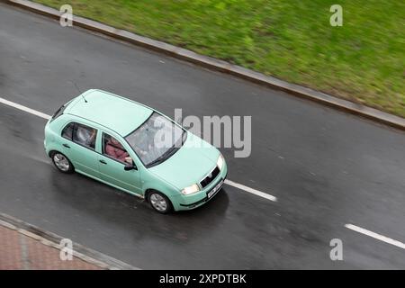 OSTRAVA, TSCHECHISCHE REPUBLIK - 23. MÄRZ 2024: Tschechischer Skoda Fabia Fließheck mit Bewegungsunschärfe auf nasser Straße Stockfoto