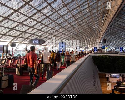 PARIS, FRANKREICH - 8. SEPTEMBER 2023: Passagiere am Flughafen Charles de Gaulle (CDG), die Flugzeuge anfliegen Stockfoto