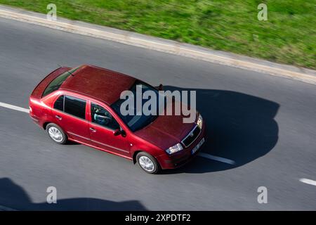 OSTRAVA, TSCHECHISCHE REPUBLIK - 12. APRIL 2024: Rote Skoda Fabia Limousine mit Bewegungsunschärfe Stockfoto