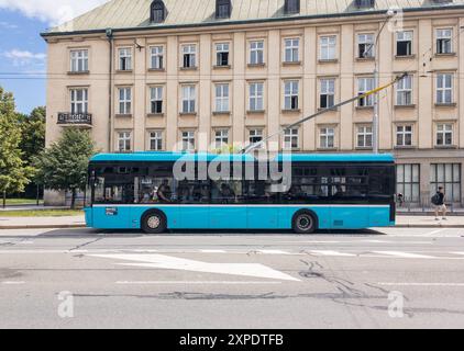 OSTRAVA, TSCHECHISCHE REPUBLIK - 7. JUNI 2024: Seitenansicht des Skoda 36Tr City-Trolleybusses bei Prokesovo namesti in Ostrava Stockfoto