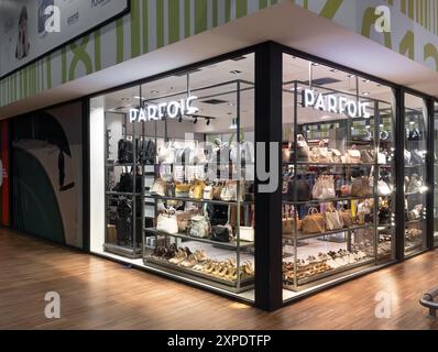 WIEN, ÖSTERREICH - 1. APRIL 2024: Parfois-Boutique mit Luxustaschen für Damen Stockfoto