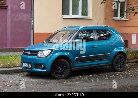 OSTRAVA, TSCHECHIEN - 14. SEPTEMBER 2023: Blauer Suzuki Ignis MF-Überkreuzfahrzeug parkt auf der Straße Stockfoto