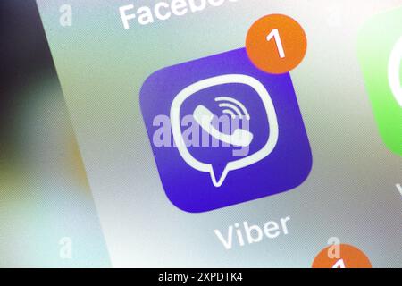 OSTRAVA, TSCHECHIEN - 27. JULI 2024: Mobile App Viber auf iPhone-Smartphone installiert, Symbol auf LCD-Bildschirm Stockfoto