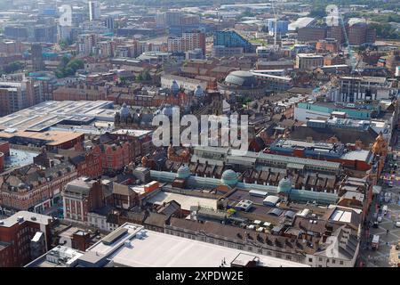 Ein erhöhter Blick auf das Stadtzentrum von Leeds vom Dach des Scape Studentenwohnheims. Stockfoto