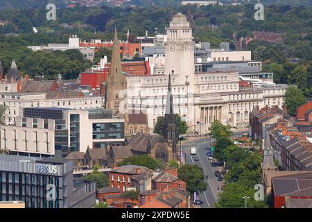 Blick auf die Leeds University vom Dach des Scape Apartments-Gebäudes im Stadtzentrum. Stockfoto