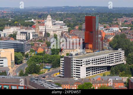 Blick auf Broadcasting Place, Woodhouse Parkhaus und Gebäude der Leeds University. Stockfoto