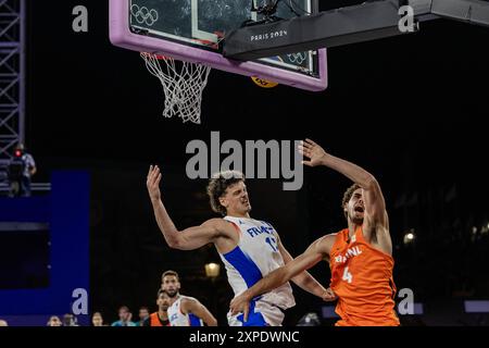 Paris, Frankreich. August 2024. PARIS - Jules Rambaut (FRA), Jan Driessen (lr) während des 3x3 Basketballfinales zwischen den Niederlanden und Frankreich auf dem Place de la Concorde während der Olympischen Spiele. ANP REMKO DE WAAL Credit: ANP/Alamy Live News Stockfoto