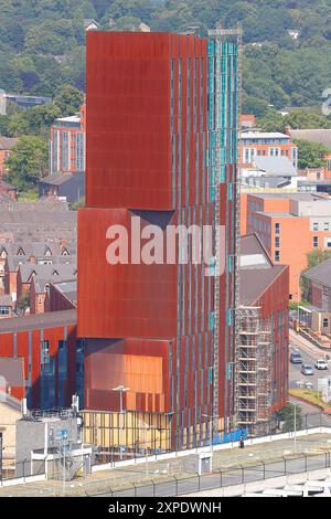 Der Austausch der Verkleidungen am Broadcasting Tower in Leeds City Centre, West Yorkshire, UK, läuft Stockfoto