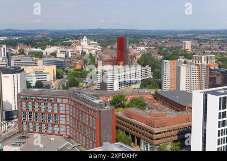 Vom Dach des Scape-Gebäudes im Stadtzentrum von Leeds hat man einen erhöhten Blick auf die Leeds University Stockfoto