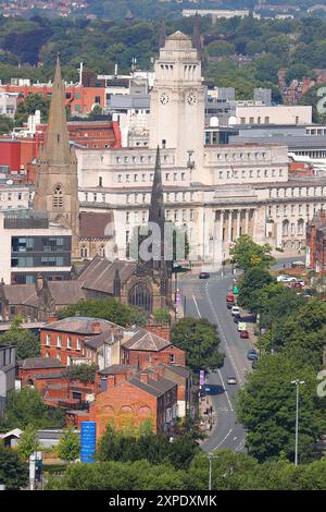 Blick auf das Parkinsons Building der Leeds University vom Dach des Scape im Stadtzentrum von Leeds Stockfoto