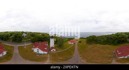 360 Grad Panorama Ansicht von West Chop Lighthouse, Marthas Vineyard. Drohnenfoto der 360. Luftaufnahme. VR Äquirechteckiger sphärischer pov