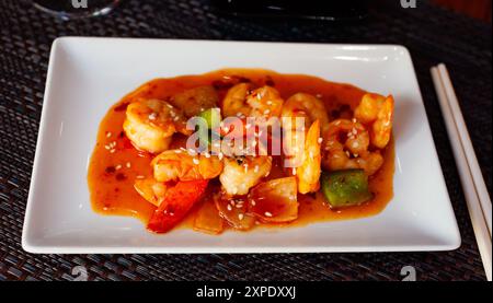 Würzige Garnelen mit Gemüseeintopf Stockfoto