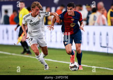 3. August 2024: East Rutherford, NJ, USA; Real Madrid-Mittelfeldspieler Nicolas Paz (27) kämpft gegen den Barcelona-Verteidiger Gerard Martin (24) du Stockfoto