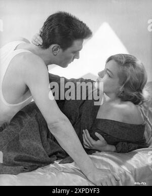 LAURENCE HARVEY als Joe Lampton und SIMONE SIGNORET als Alice Aisgill in einem Publicity-Porträt für ROOM AT THE TOP (1959) Regisseur JACK CLAYTON Roman JOHN BRAINE Drehbuch NEIL PATERSON still von ERIC GRAY produziert von JOHN und JAMES WOOLF A Romulus Film / Independent Film Distributors / British Lion Films Stockfoto