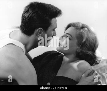 LAURENCE HARVEY als Joe Lampton und SIMONE SIGNORET als Alice Aisgill in einem Publicity-Porträt für ROOM AT THE TOP (1959) Regisseur JACK CLAYTON Roman JOHN BRAINE Drehbuch NEIL PATERSON still von ERIC GRAY produziert von JOHN und JAMES WOOLF A Romulus Film / Independent Film Distributors / British Lion Films Stockfoto